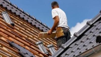 Oprava a rekonštrukcia strechy .