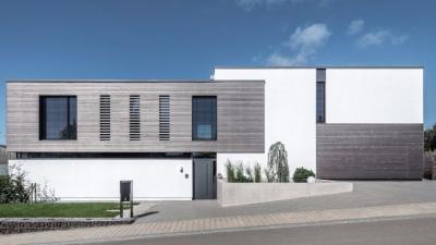 Bezúdržbové drevené fasády – patina a sivý kovový efekt.