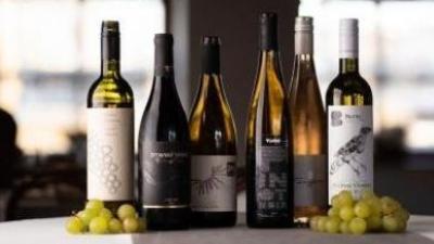 AKO PÁROVAŤ JEDLO S VÍNOM ?