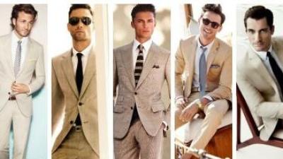 Farebné kombinovanie košele, kravaty a obleku.